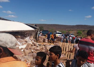 Caminhão que tombou na PI 140