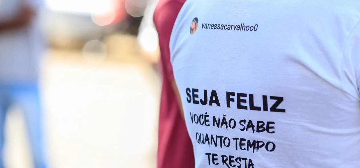 Familiares fizeram camiseta em homenagem a Vanessa Carvalho
