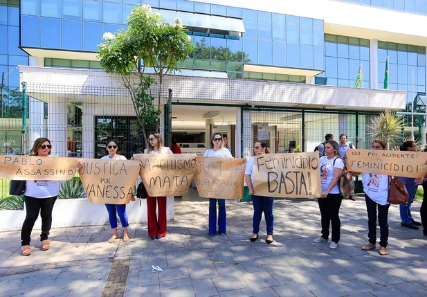 Familiares de Vanessa Carvalho realizam manifestação no TJ