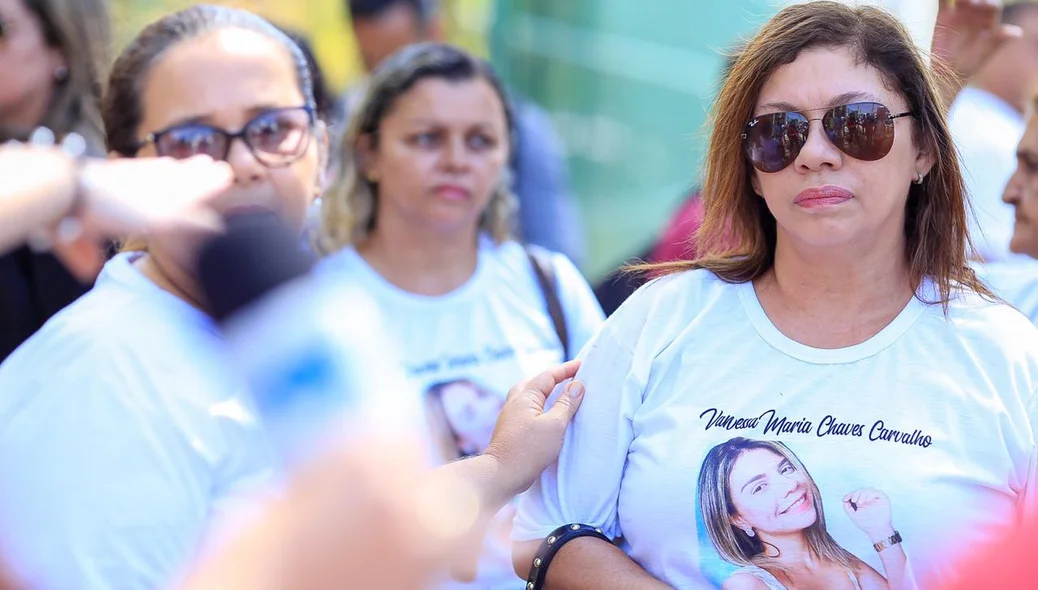 Vânia Carvalho, mãe de Vanessa Carvalho participa de manifestação