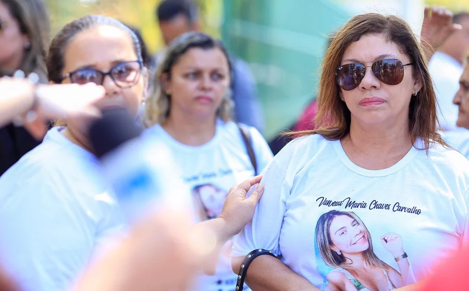 Vânia Carvalho, mãe de Vanessa Carvalho participa de manifestação