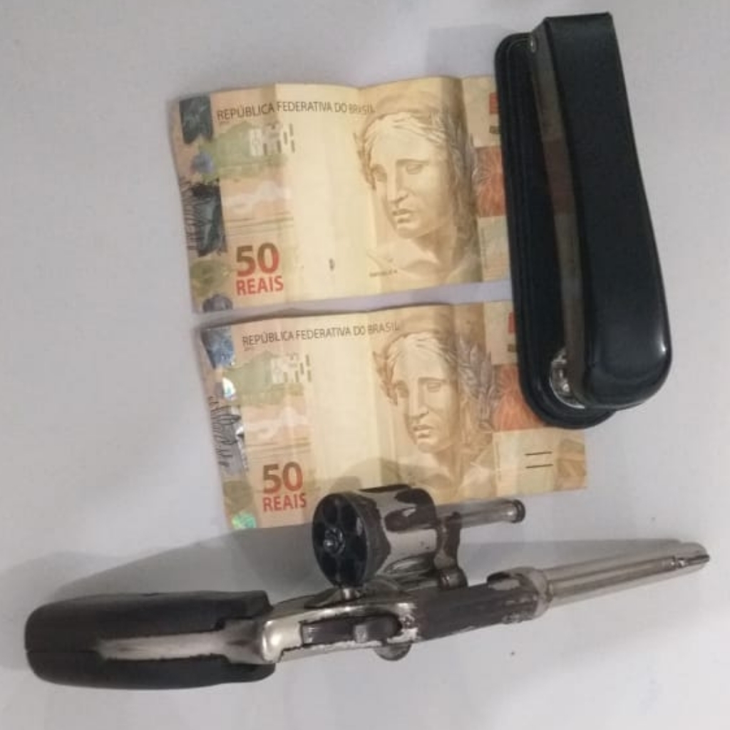 Objetos encontrados com o acusado