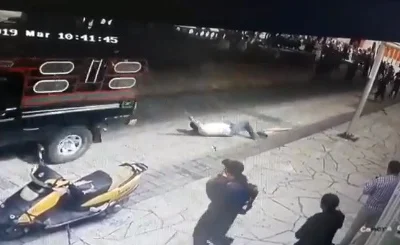Prefeito é arrastado em caminhonete