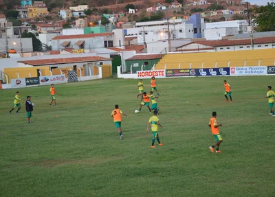 Treinador Adelmo Soares orienta os atletas