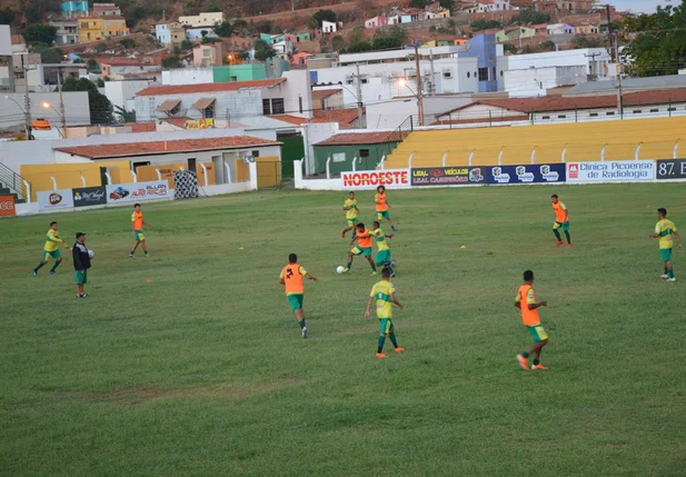 Treinador Adelmo Soares orienta os atletas