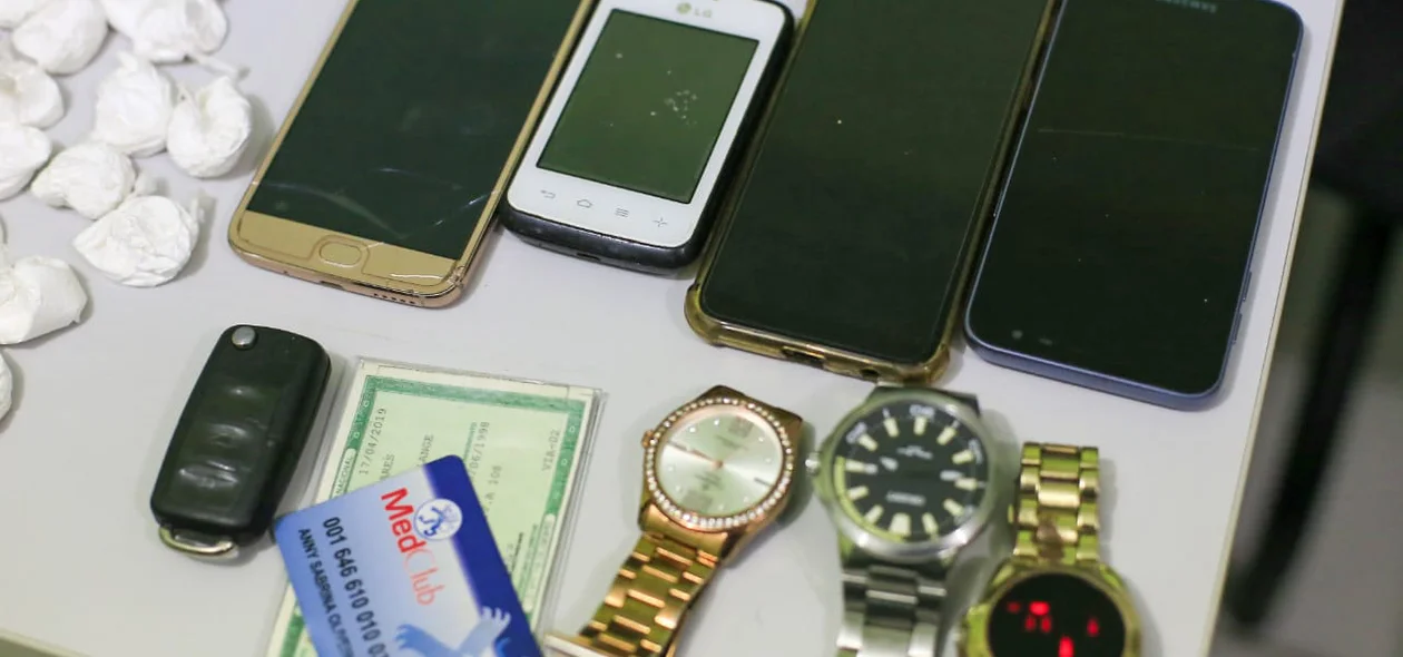 Além do entorpecente, foram apreendidos aparelhos celulares