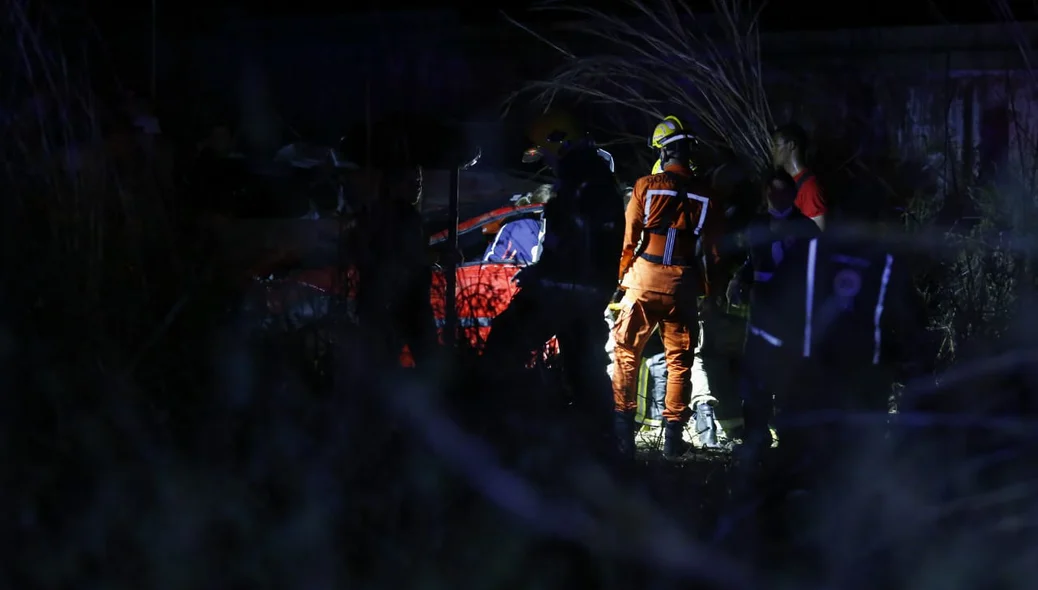 Bombeiros fazem o resgate das vítimas que ficaram presas às ferragens