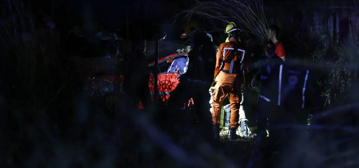 Bombeiros fazem o resgate das vítimas que ficaram presas às ferragens