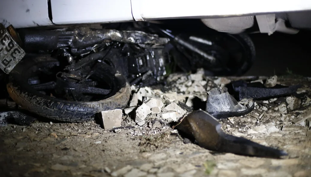 Destroços da motocicleta da vítima