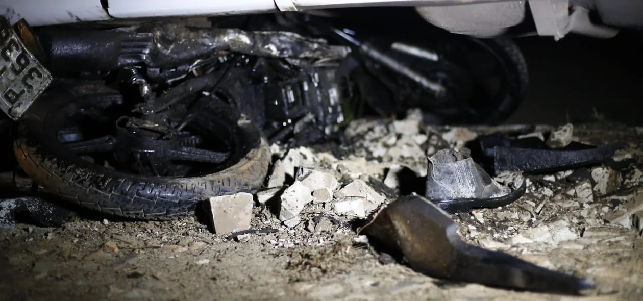Destroços da motocicleta da vítima
