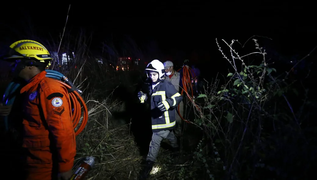 Equipe do Corpo de Bombeiros se prepara para o resgate