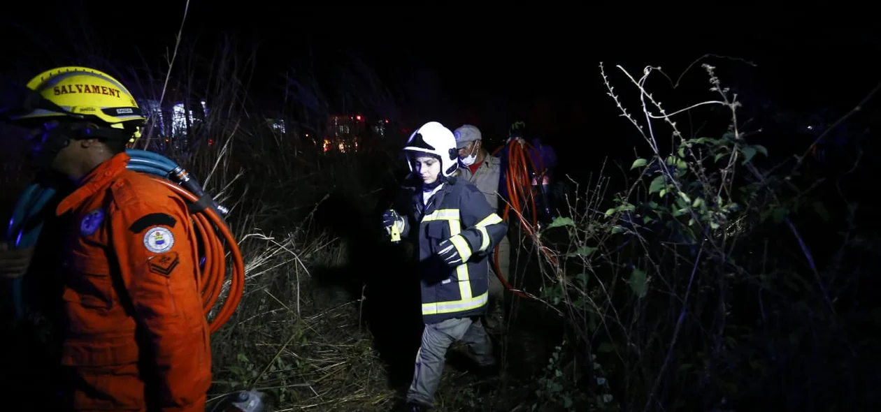 Equipe do Corpo de Bombeiros se prepara para o resgate