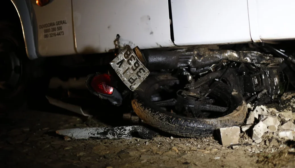 Motocicleta da vítima foi parar embaixo do veículo