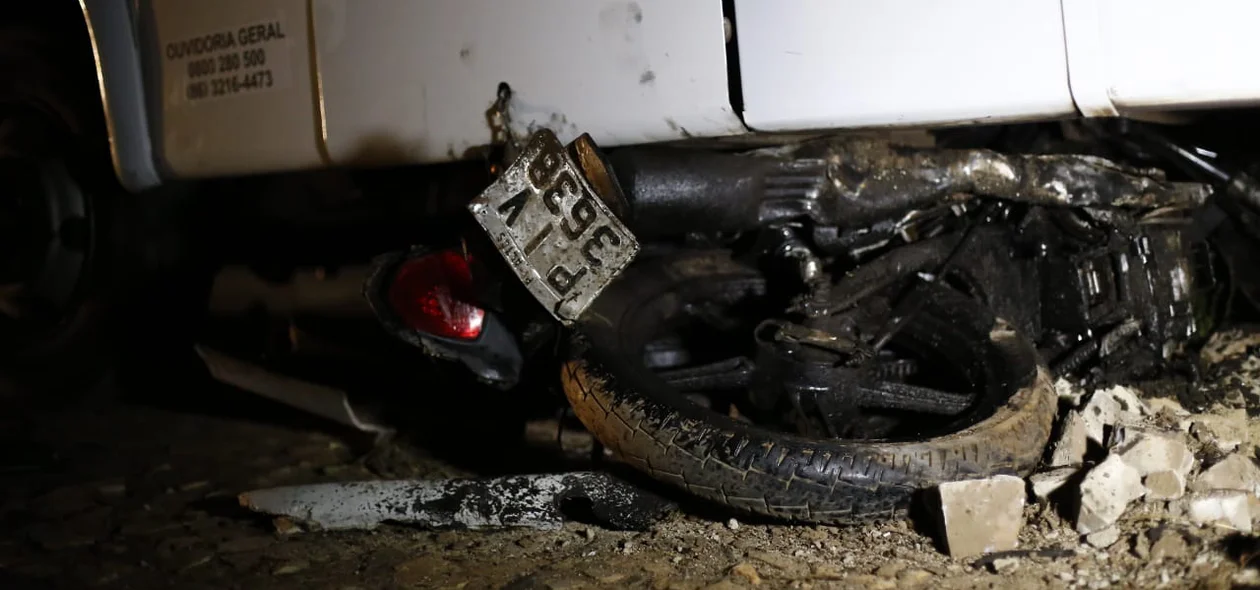 Motocicleta da vítima foi parar embaixo do veículo