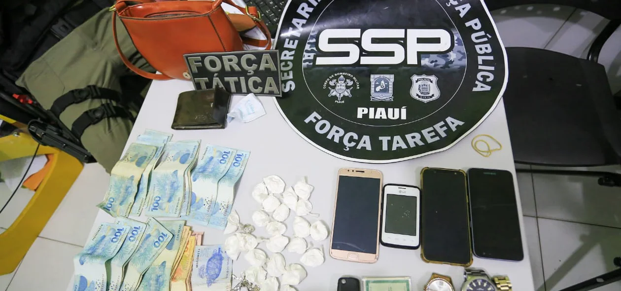 Os suspeitos estavam em um veículo com R$ 4 mil