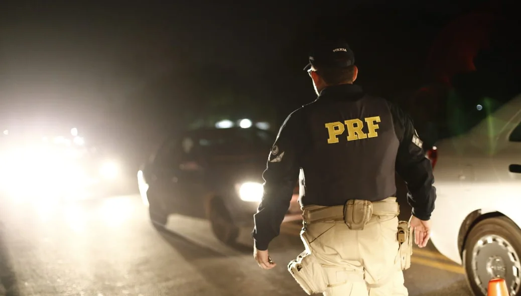 Polícia Rodoviária Federal no local do acidente na BR 343