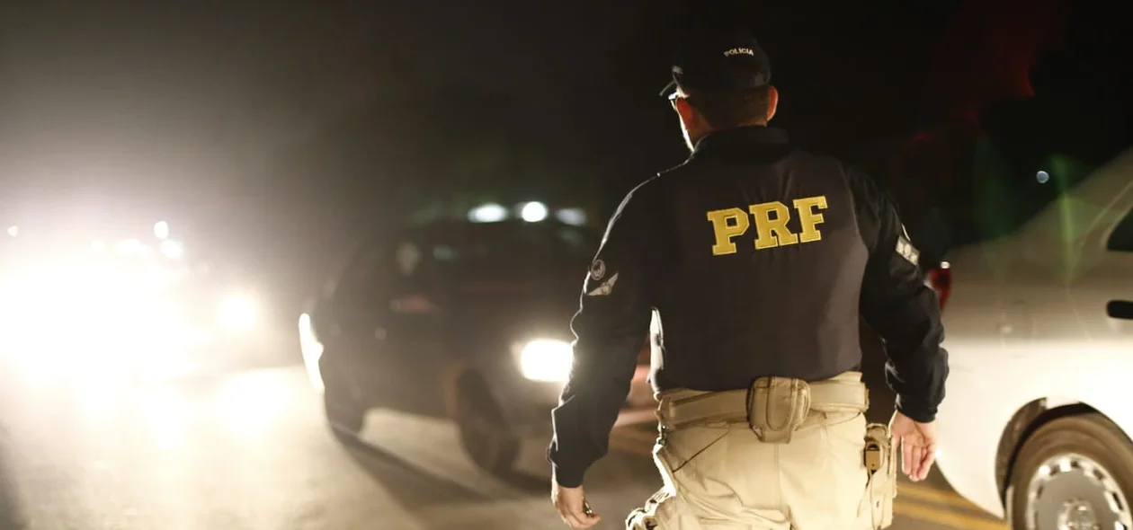 Polícia Rodoviária Federal no local do acidente na BR 343
