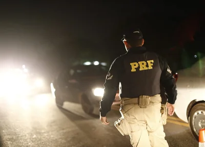 Polícia Rodoviária Federal no local do acidente na BR 343