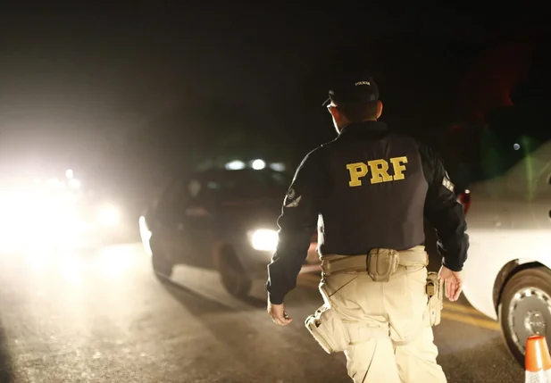 Polícia Rodoviária Federal no local do acidente na BR 343