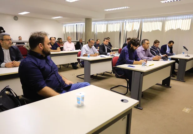 Presentes em reunião na Alepi