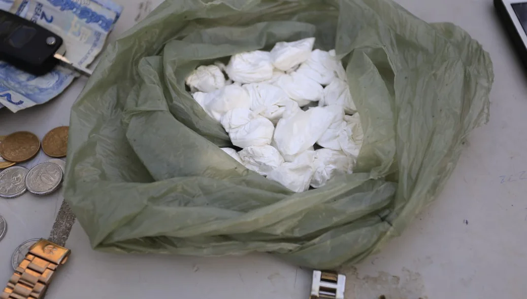 Sacola de drogas encontrada pela polícia 