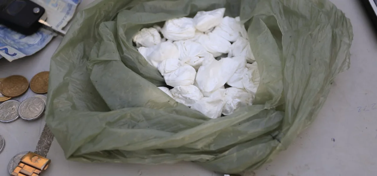 Sacola de drogas encontrada pela polícia 