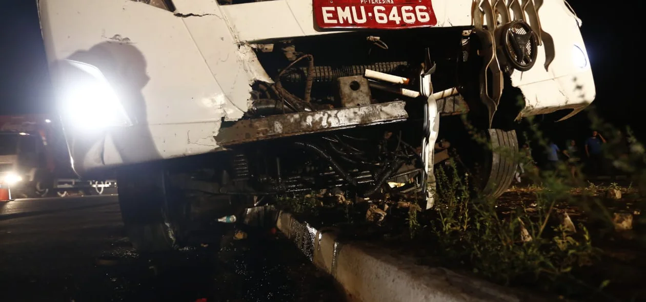 Veículo de transporte de passageiros faz linha de Teresina para Altos