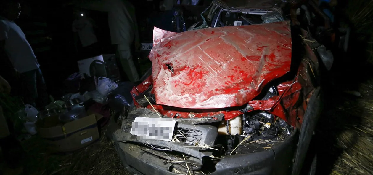 Veículo Fiat Strada ficou destruído