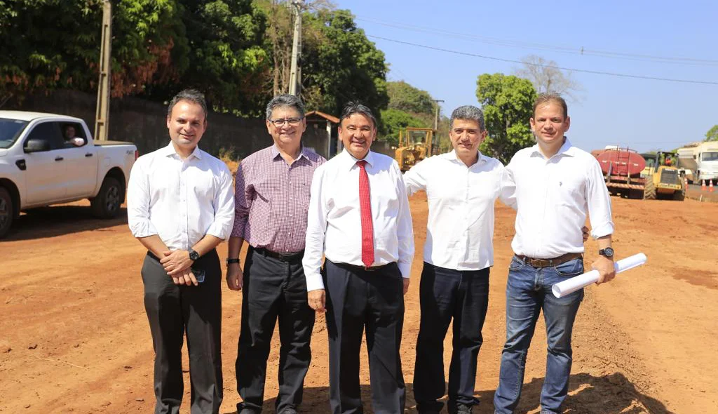 Wellington Dias durante visita a obras de duplicação da BR 343 em Teresina