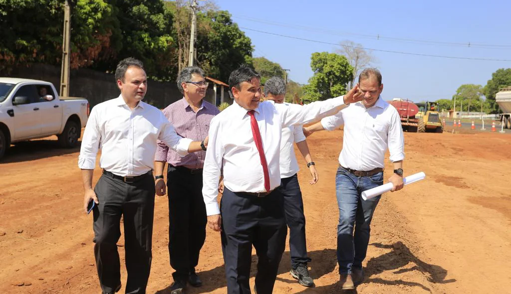 Wellington Dias visita obras na BR 343