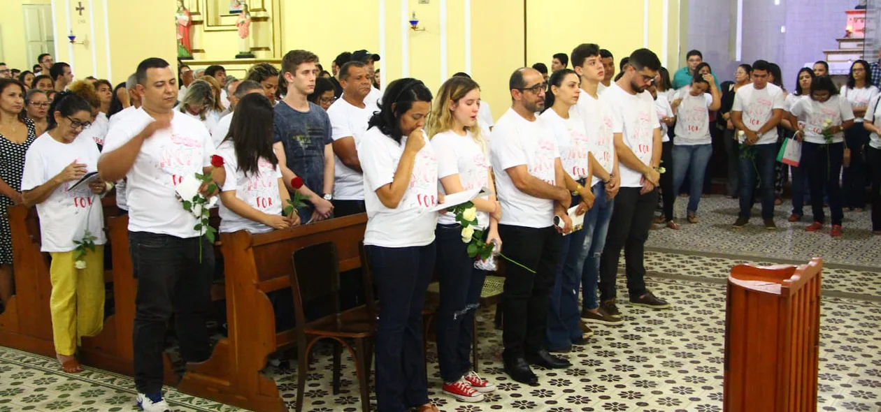 Amigos e familiares participam da missa de 7º Dia da Família Andrade