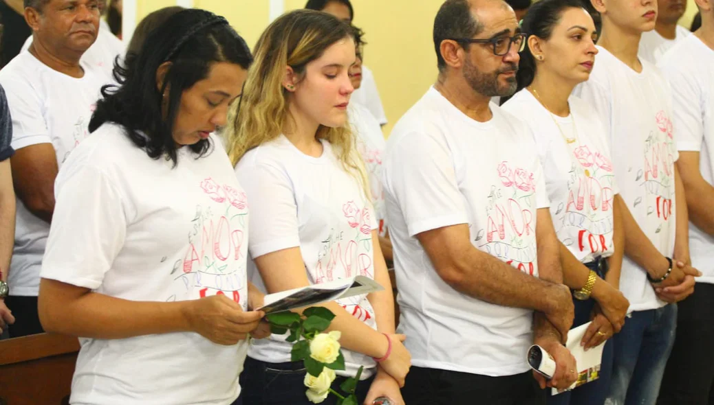 Amigos e parentes na missa de 7º Dia da Família Andrade