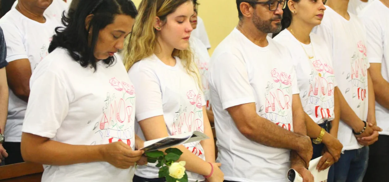 Amigos e parentes na missa de 7º Dia da Família Andrade