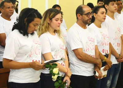 Amigos e parentes na missa de 7º Dia da Família Andrade
