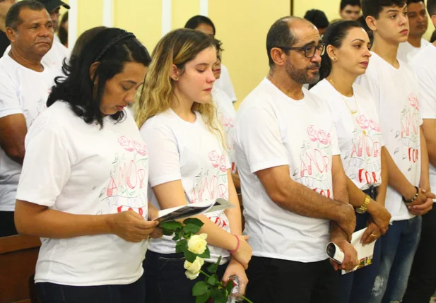 Amigos e parentes na missa de 7º Dia da Família Andrade