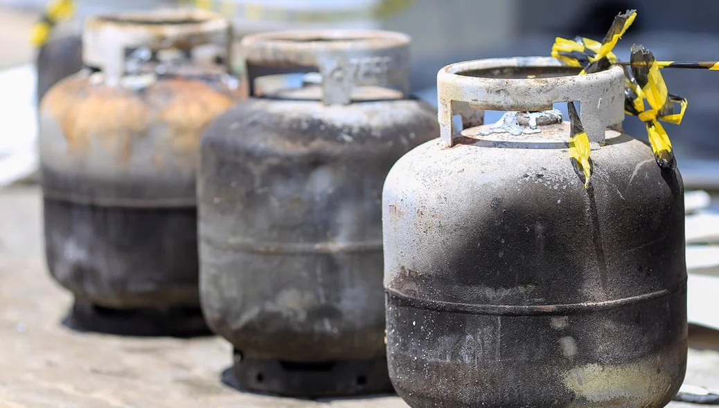 Bombeiros retiraram botijões de gás da padaria 