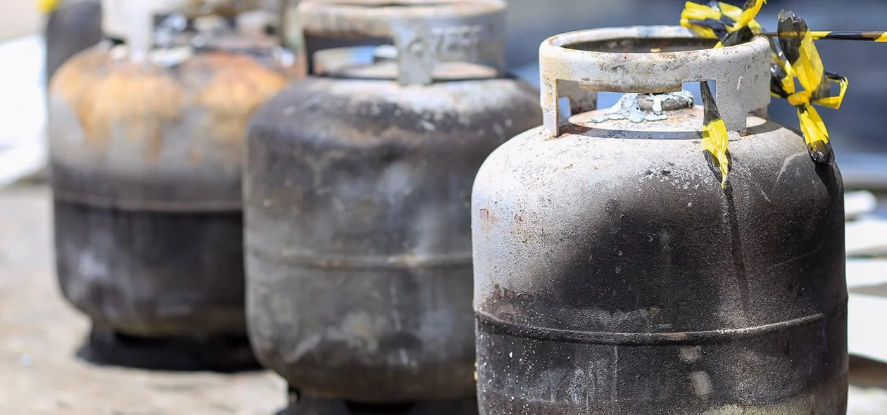 Bombeiros retiraram botijões de gás da padaria 