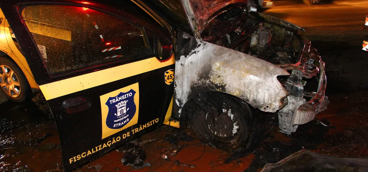 Carro da Strans fica destruído após incêndio 