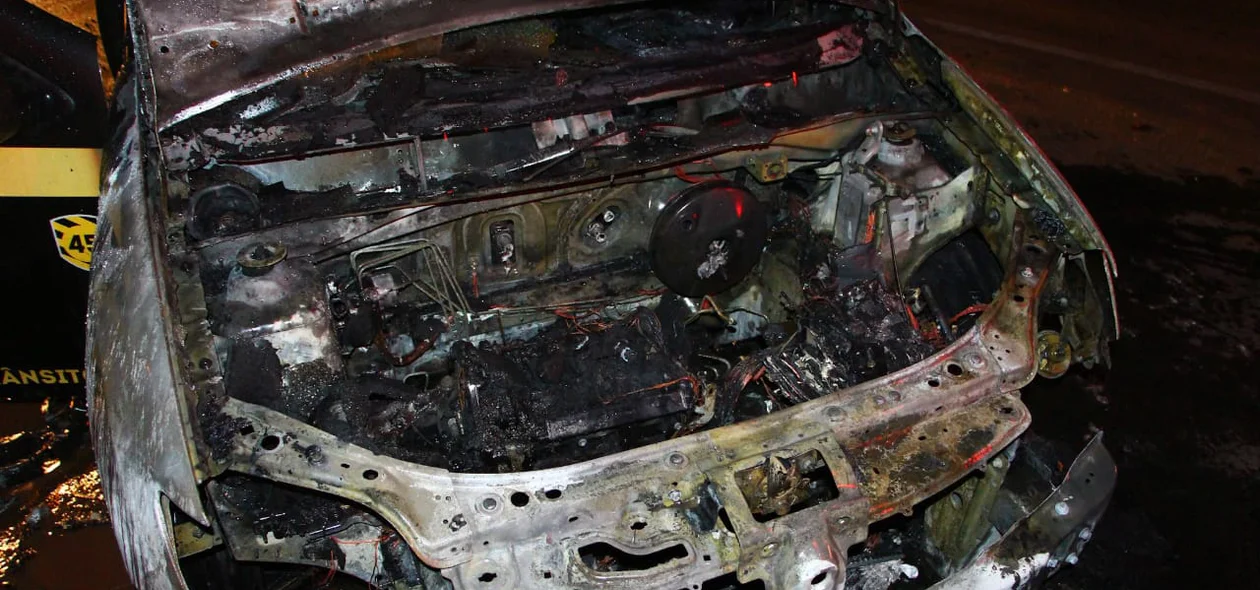 Carro da Strans fica destruído em incêndio 