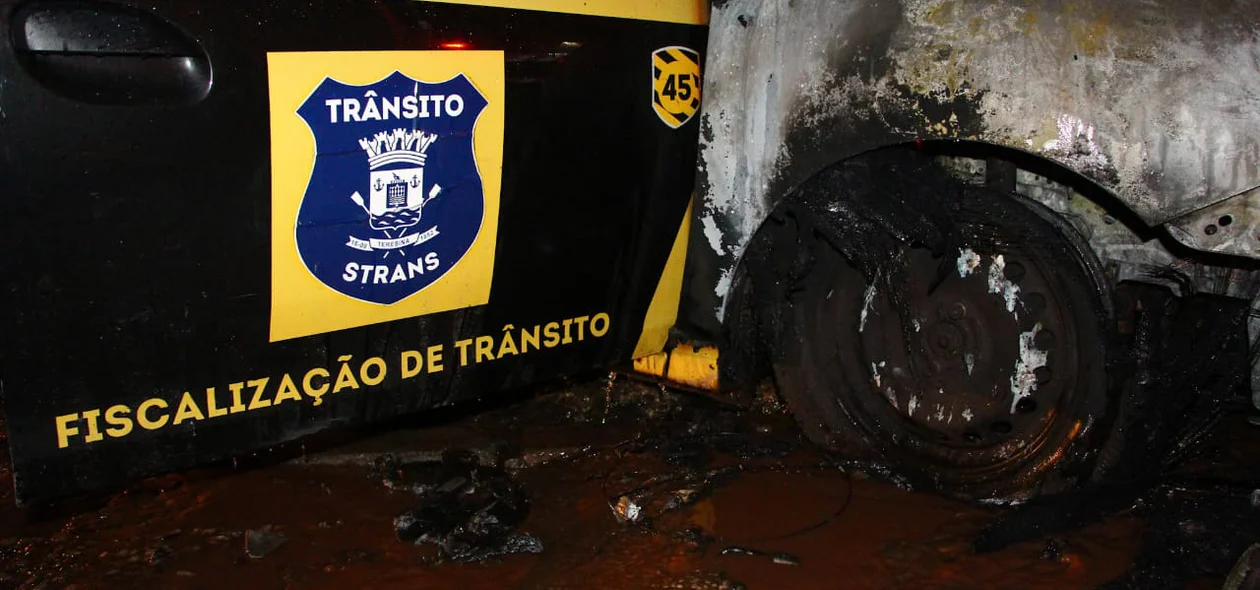 Carro da Strans ficou destruído