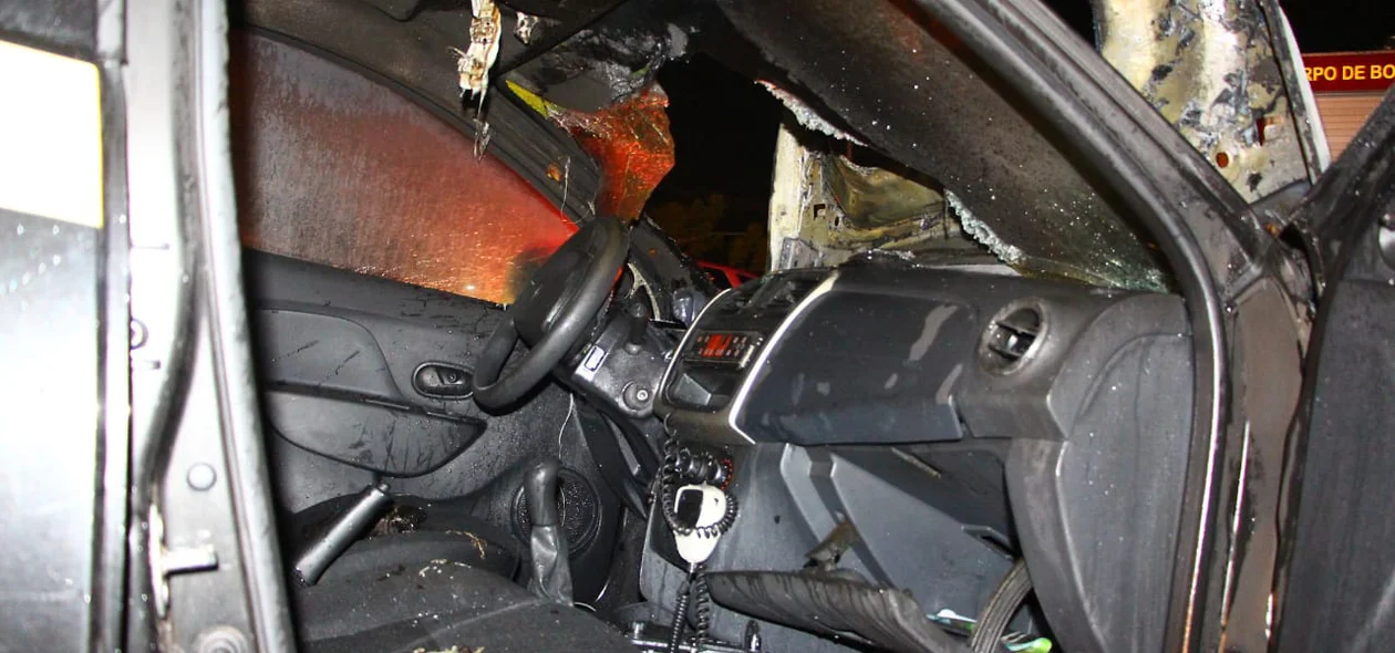 Carro da Strans pega fogo na Avenida Gil Martins