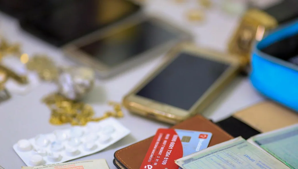 Celulares e cartões apreendidos