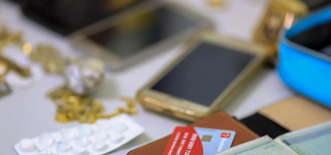 Celulares e cartões apreendidos