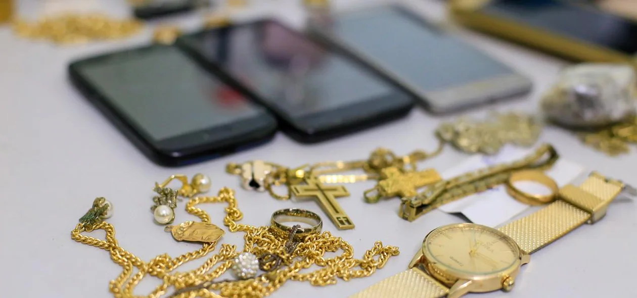 Celulares e joias apreendidas pela Polícia Civil