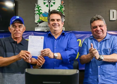 Ciro ao lado de Luiz Menezes e Júlio Arcoverde