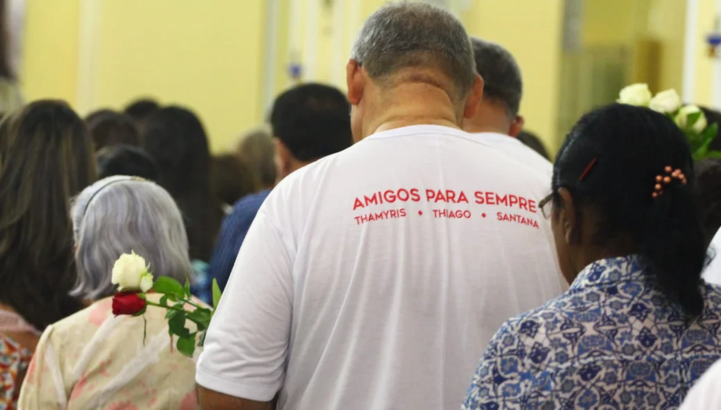 Familiares e amigos na missa de 7º Dia da Família Andrade