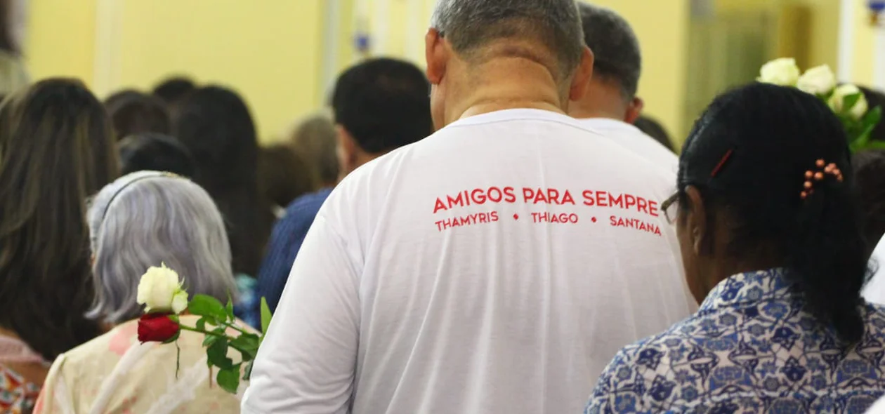 Familiares e amigos na missa de 7º Dia da Família Andrade