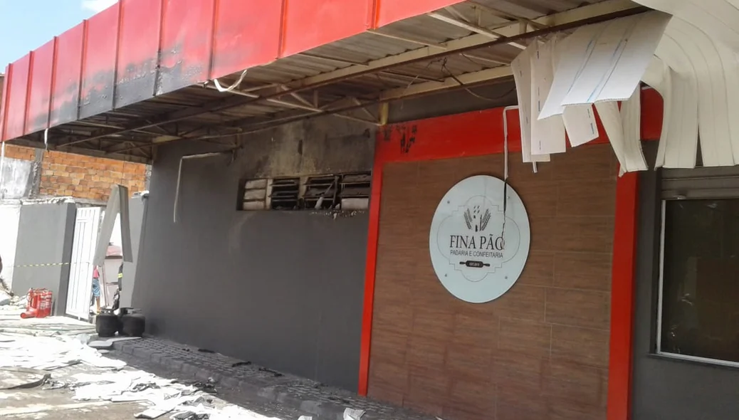 Incêndio atinge padaria no bairro Satélite