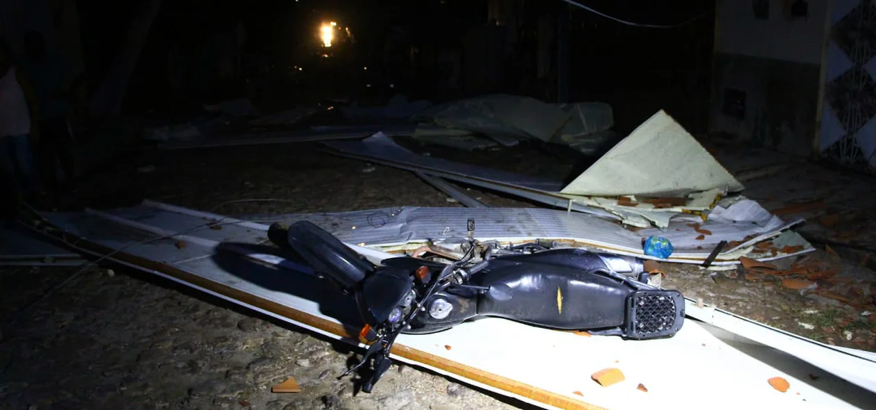 Moto foi atingida pela estrutura