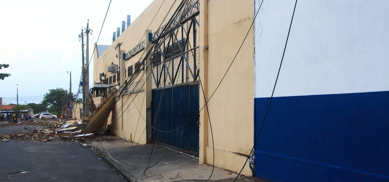 O muro ficou destruído após ventos fortes